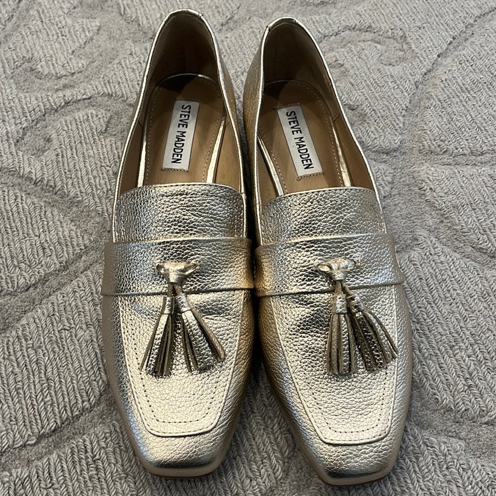 NWOT Steve Madden stylish light gold pebbled leather tassel loafer. Size 9M